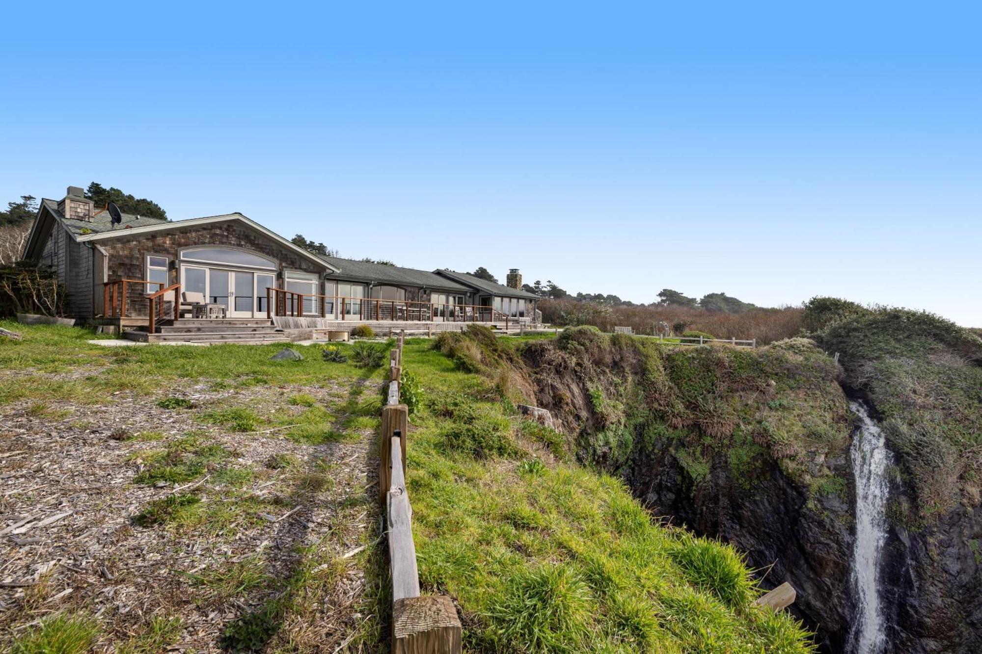 Holiday home Perched On The Bluff - Main *